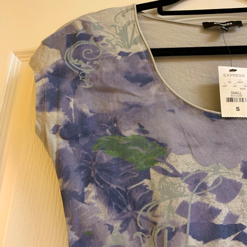 ***Express gray w/lavender floral print tee NWT sizeS